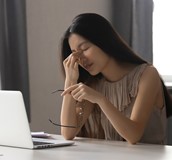 長期盯螢幕小心「電腦視覺症候群」！「20-20-20」教你守護靈魂之窗